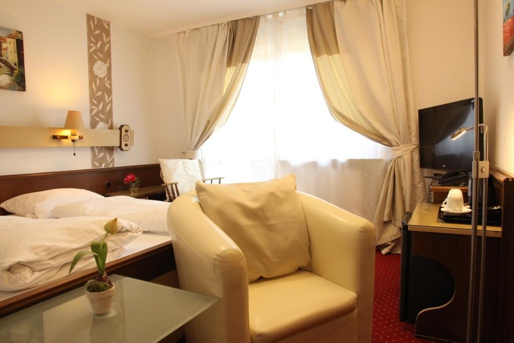 Kurhotel Wuerdinger Hof Bad Fussing Room photo
