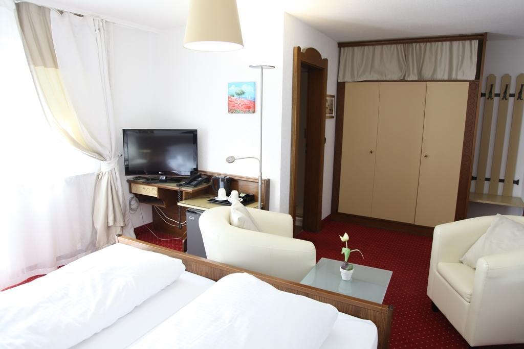 Kurhotel Wuerdinger Hof Bad Fussing Room photo