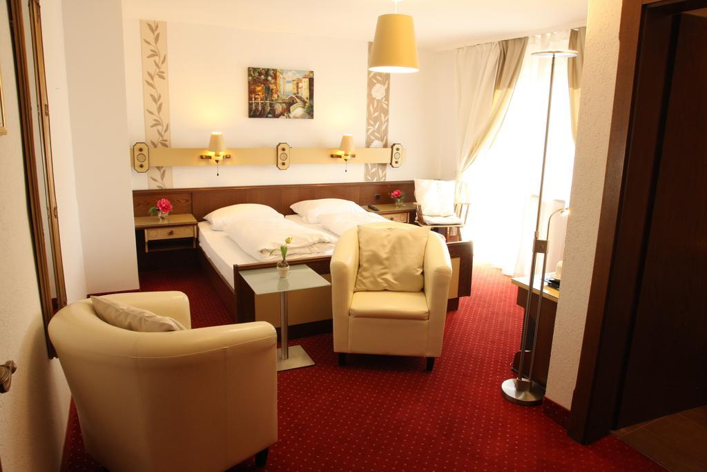 Kurhotel Wuerdinger Hof Bad Fussing Room photo